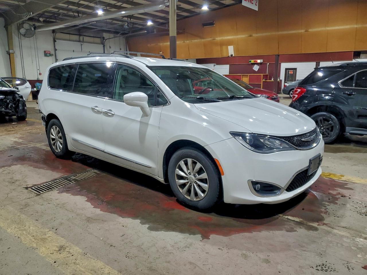 2017 Chrysler Pacifica Touring L - Фото 4