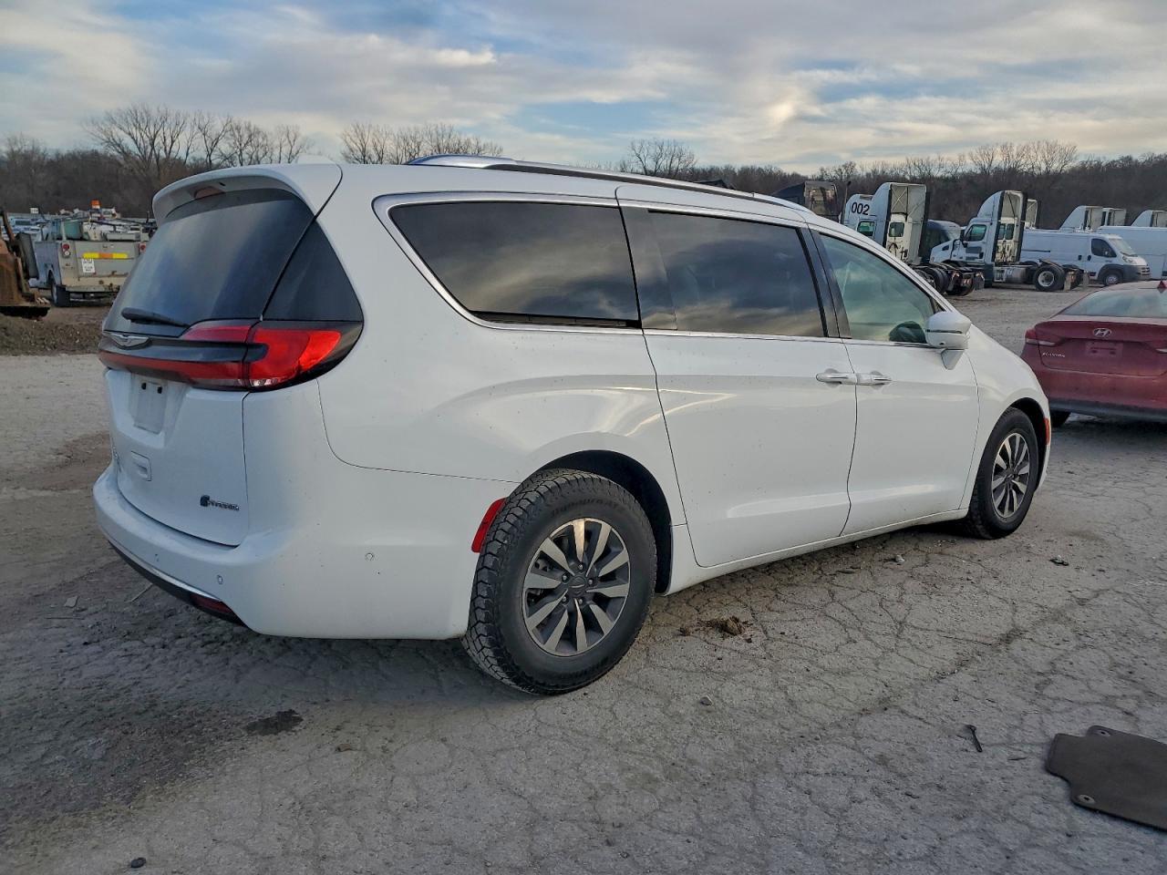 2021 Chrysler Pacifica Hybrid Touring L - Фото 3