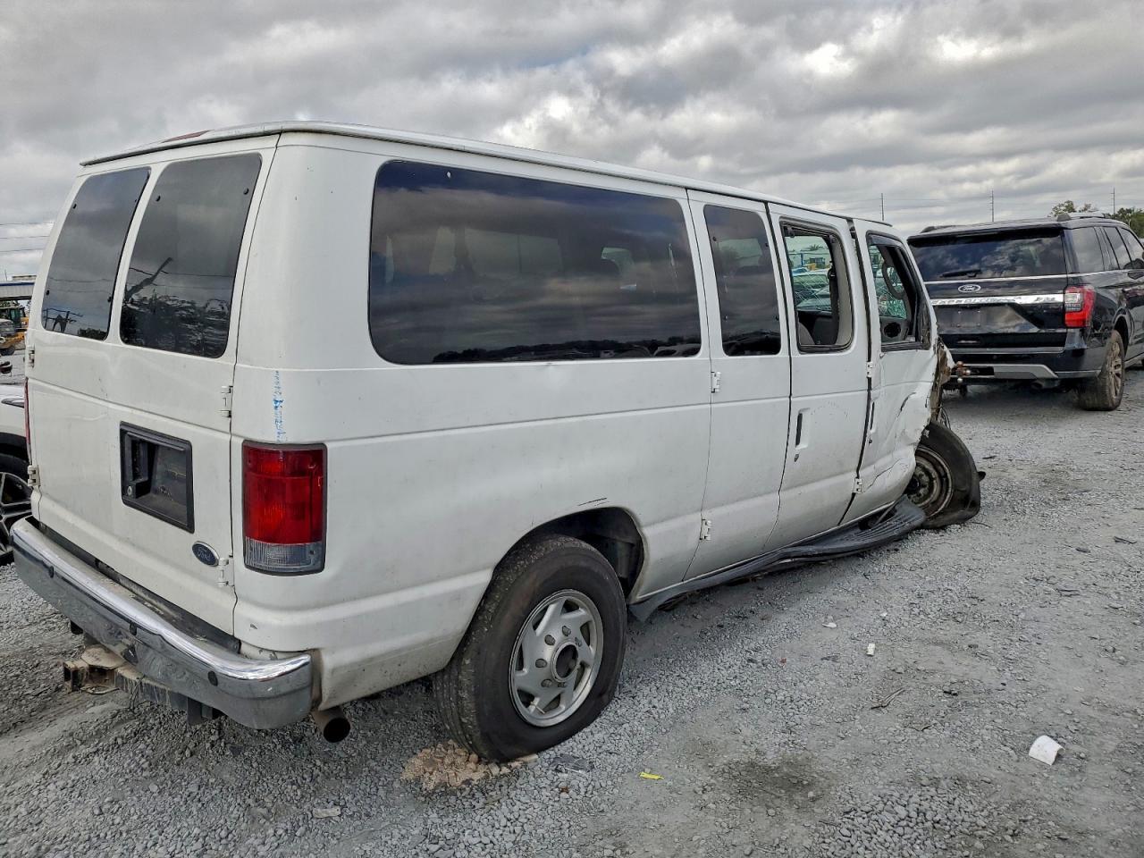 2010 Ford Econoline E350 Super Duty Wagon - Фото 3