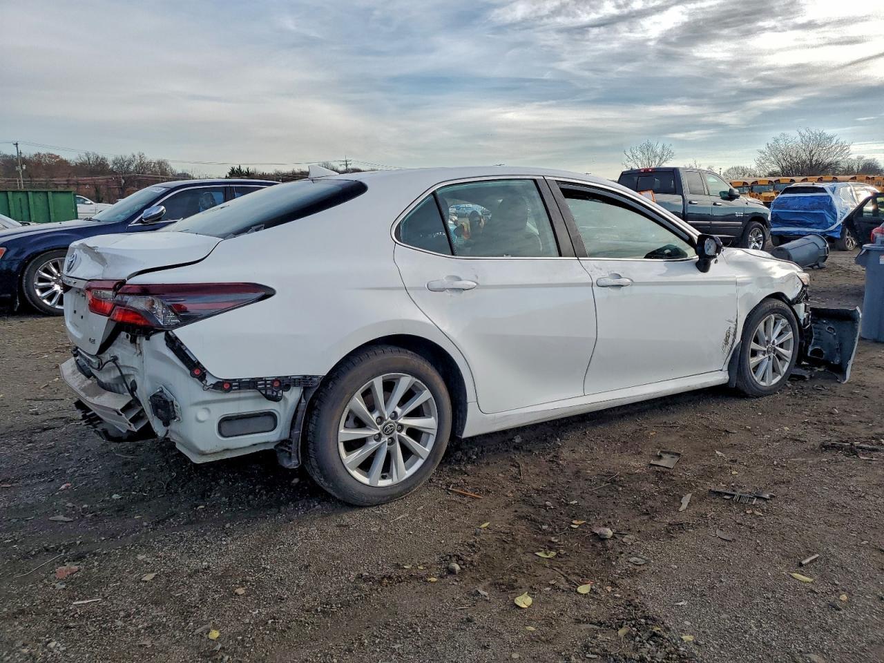 2023 Toyota Camry Le - Фото 3