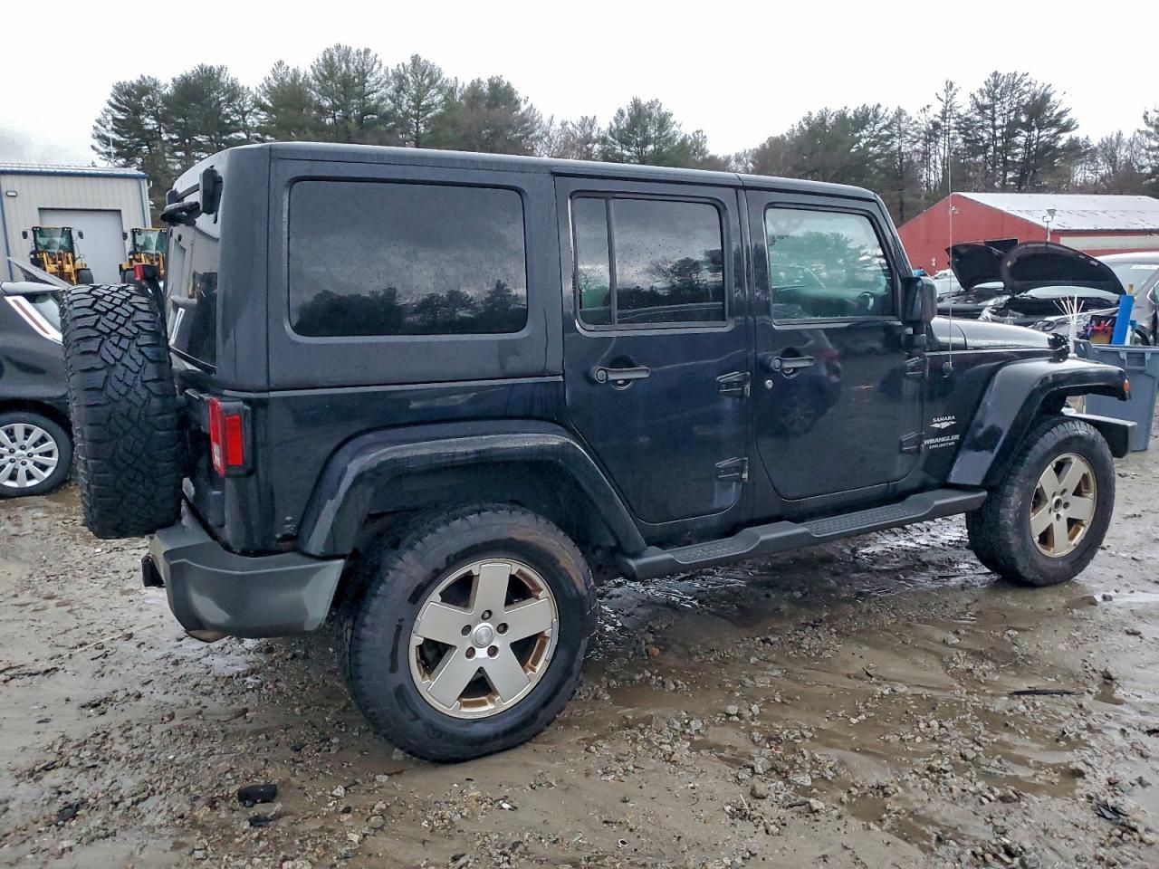 2011 Jeep Wrangler Unlimited Sahara - Image 3