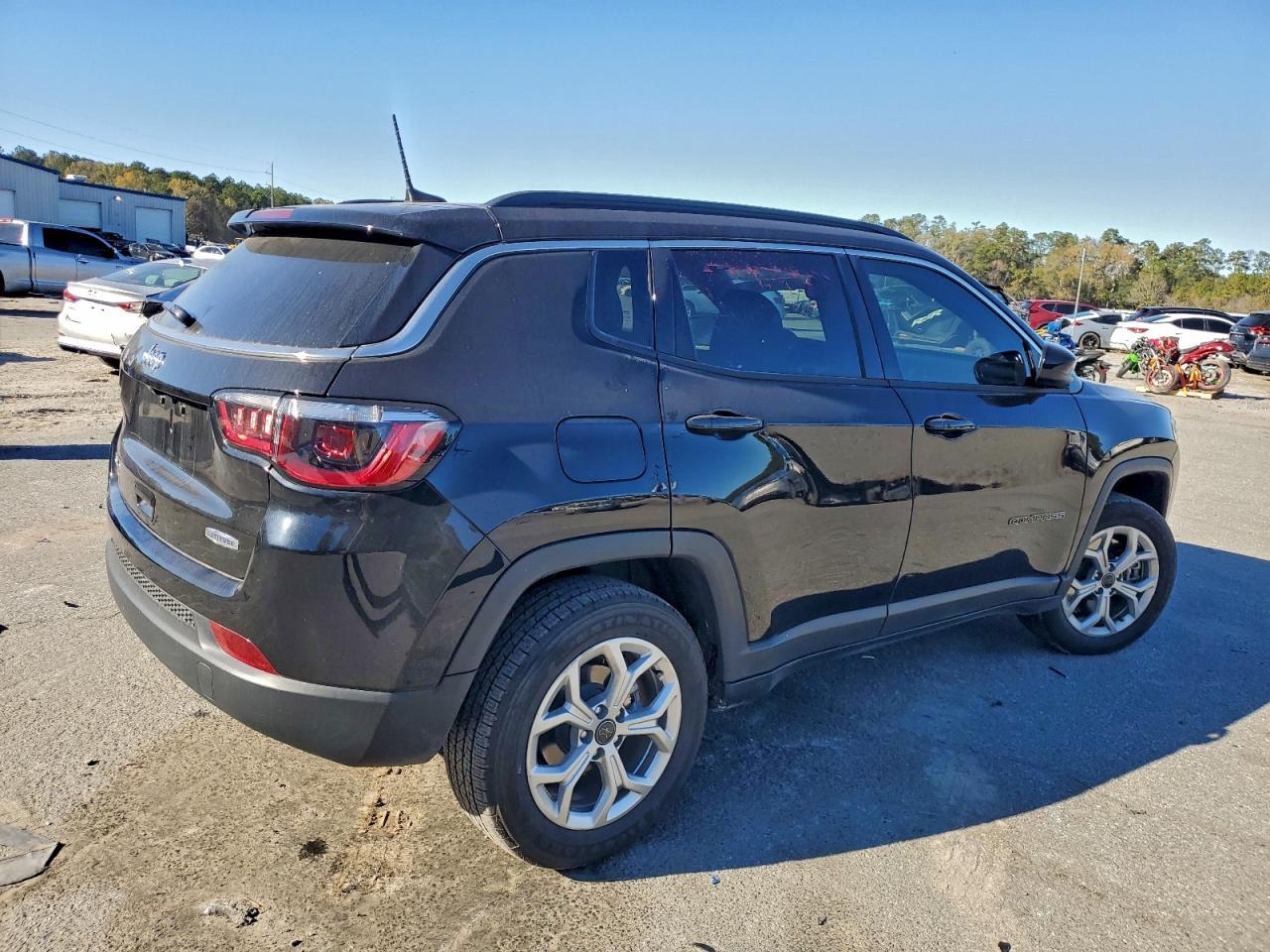 2025 Jeep Compass Latitude - Фото 3
