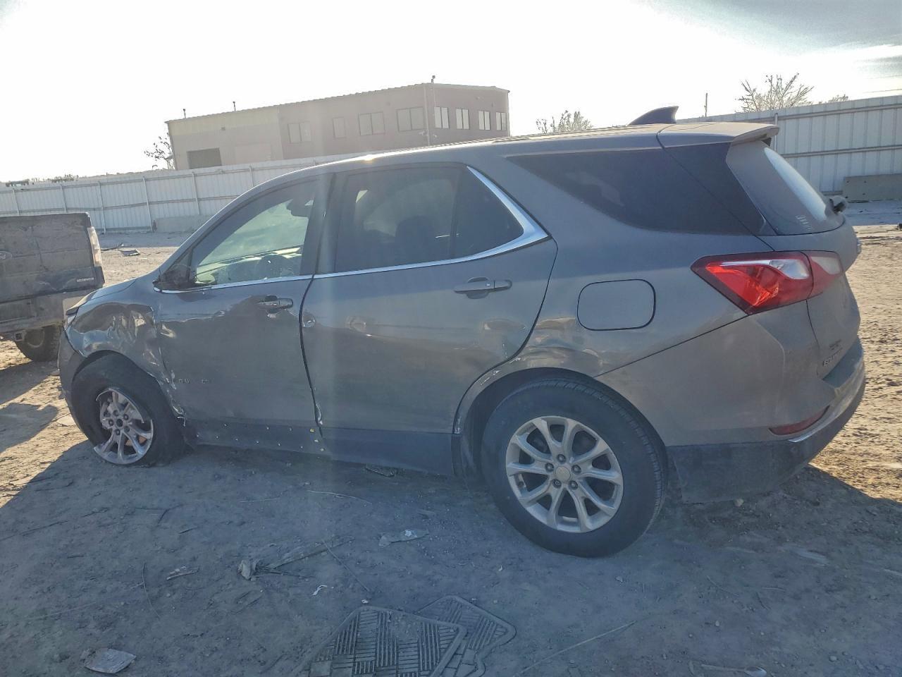 2018 Chevrolet Equinox Lt - Image 2