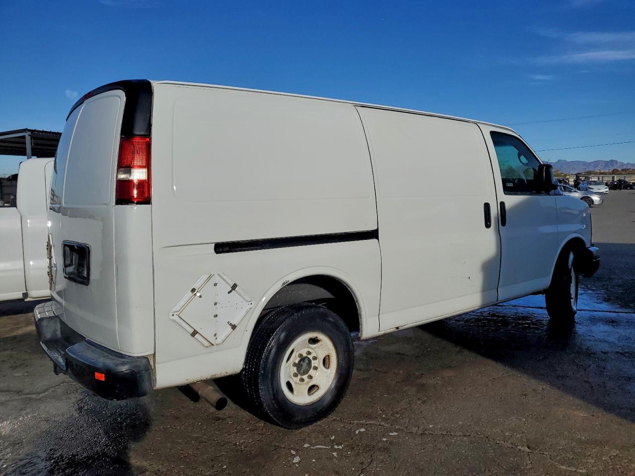 2012 GMC Savana G2500 Delivery Van - Фото 3