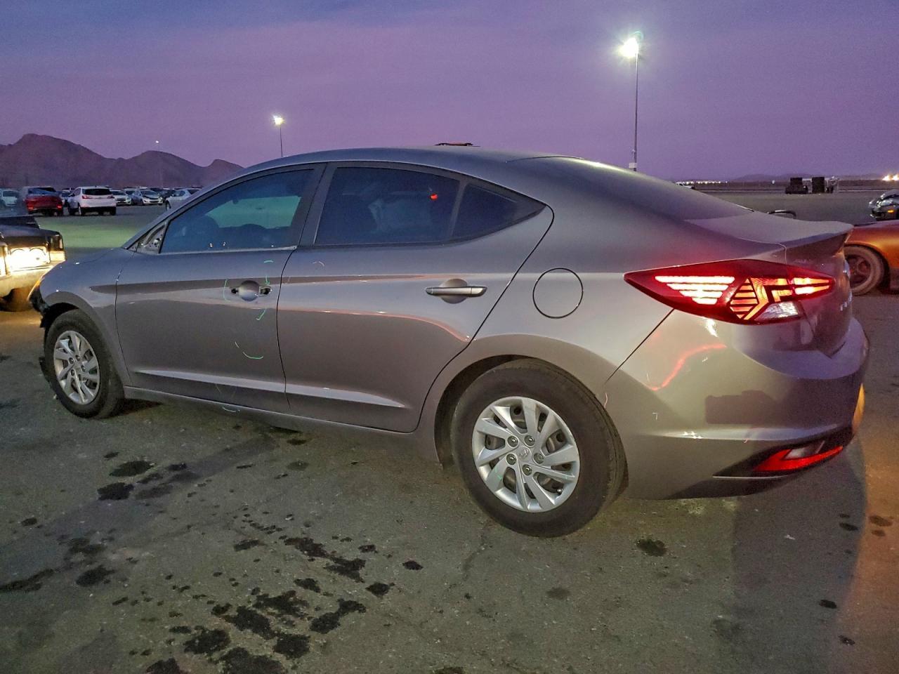 2020 Hyundai Elantra Se - Image 2