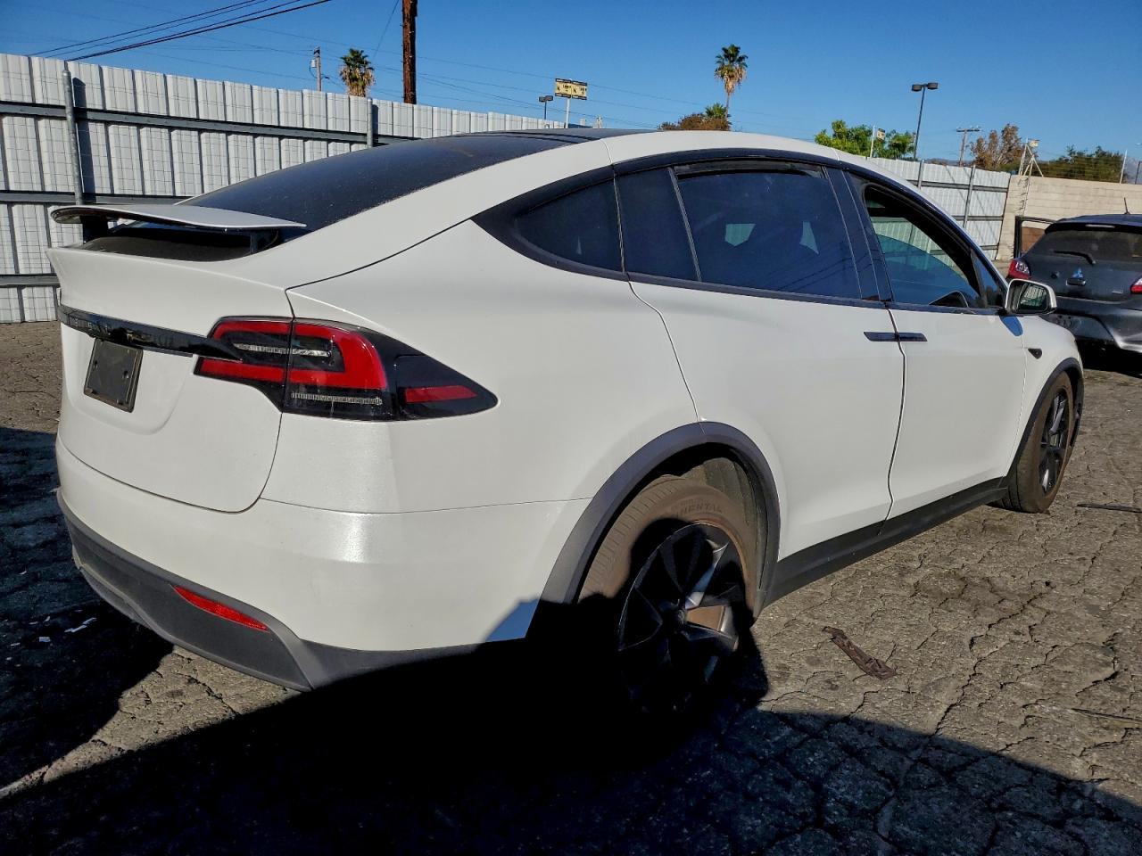 2025 Tesla Model X - Фото 3