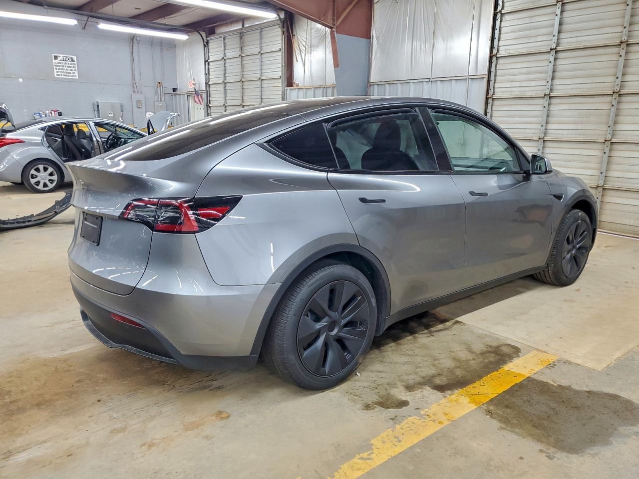 2025 Tesla Model Y - Фото 3