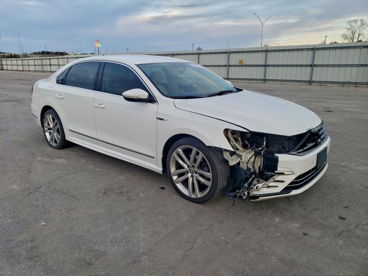 2017 Volkswagen Passat R-Line - Фото 4