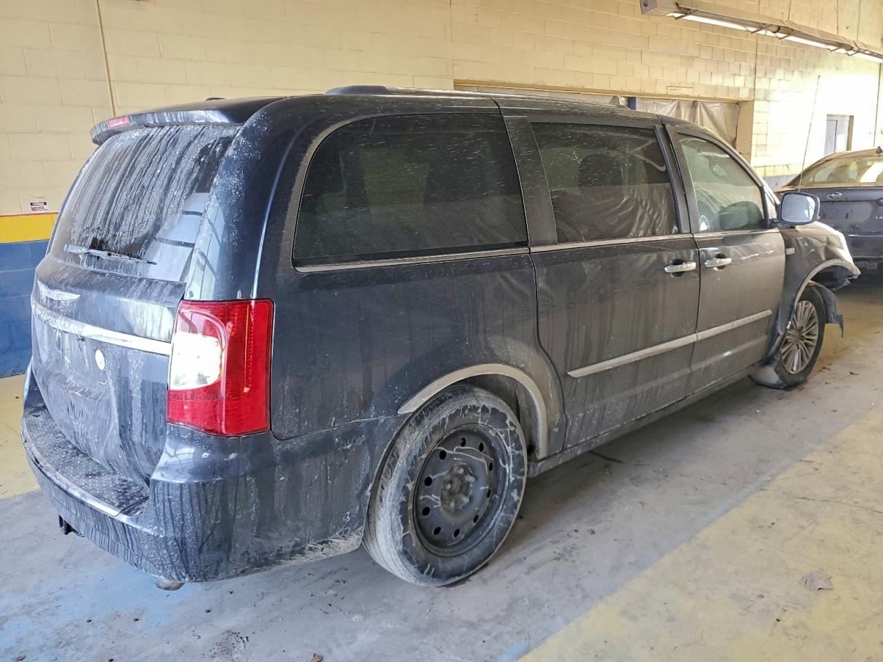 2014 Chrysler Town & Country Touring L - Фото 3
