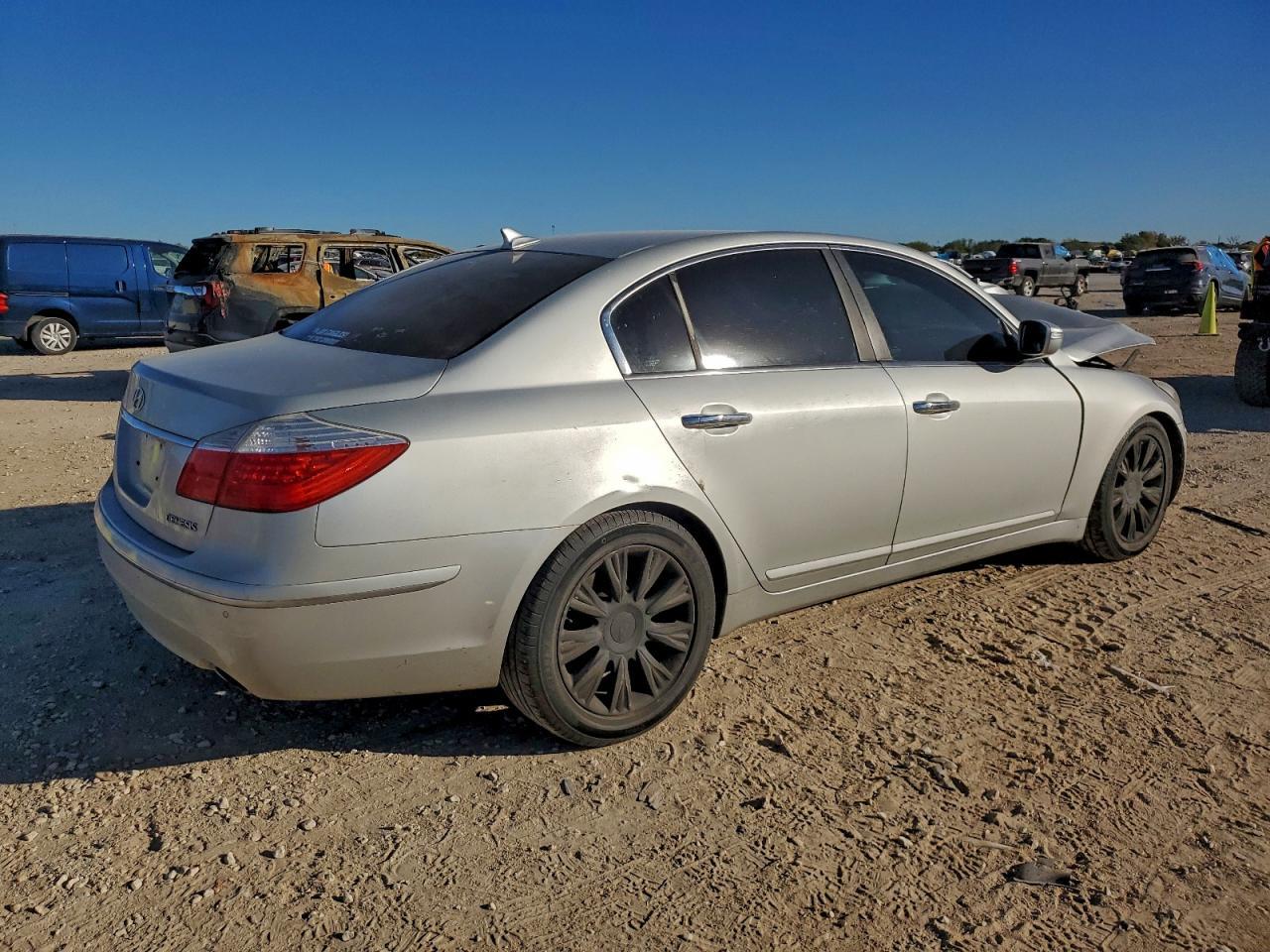 2011 Hyundai Genesis 3.8L - Фото 3