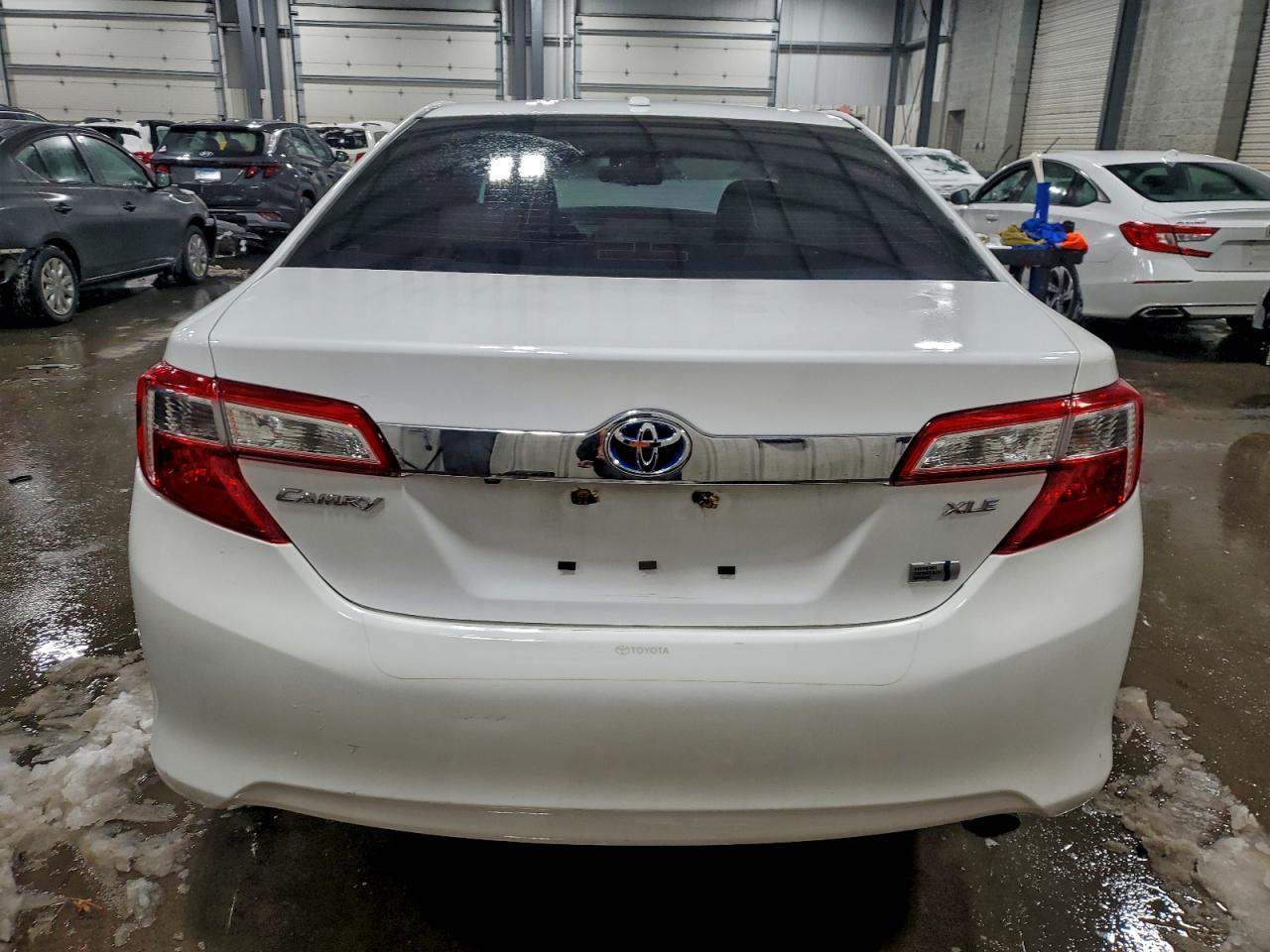 2014 Toyota Camry Hybrid - Image 6
