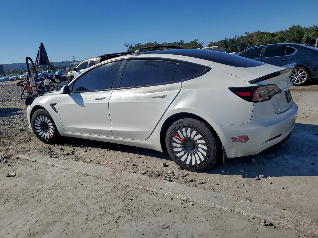 2023 Tesla Model 3 - Фото 2