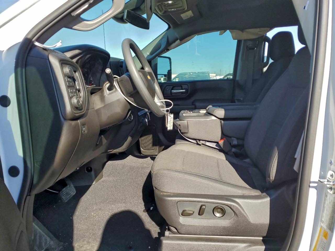 2026 Chevrolet Silverado K2500 Custom - Image 7