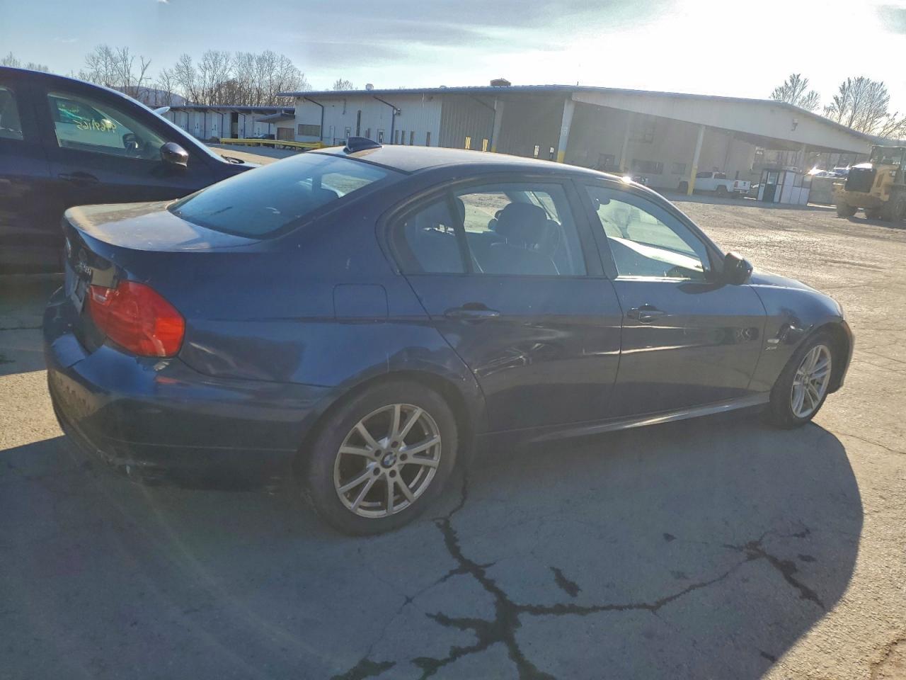 2011 BMW 3 Series - Фото 3
