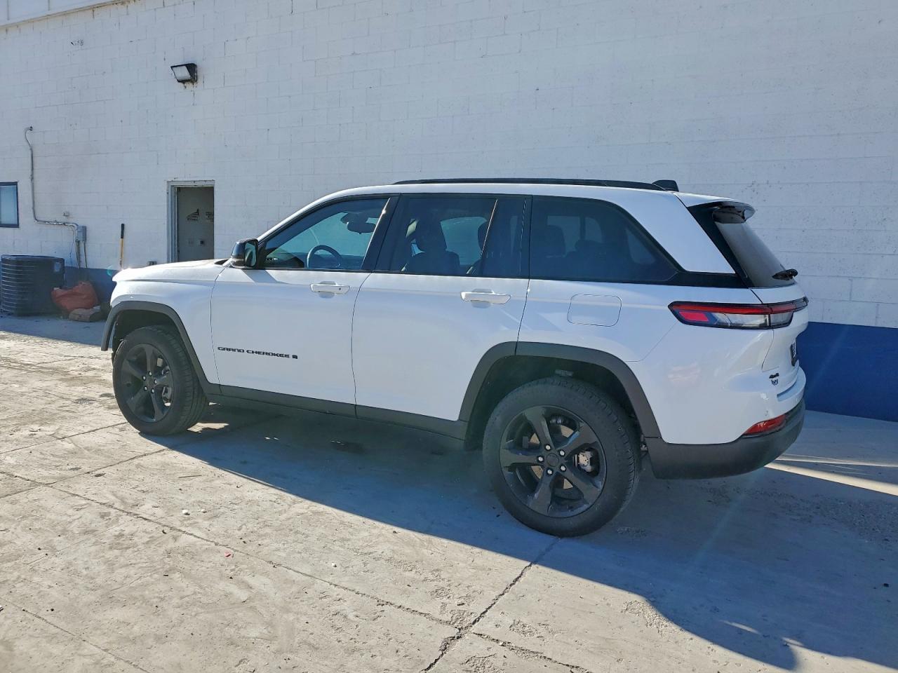 2023 Jeep Grand Cherokee Laredo - Фото 2