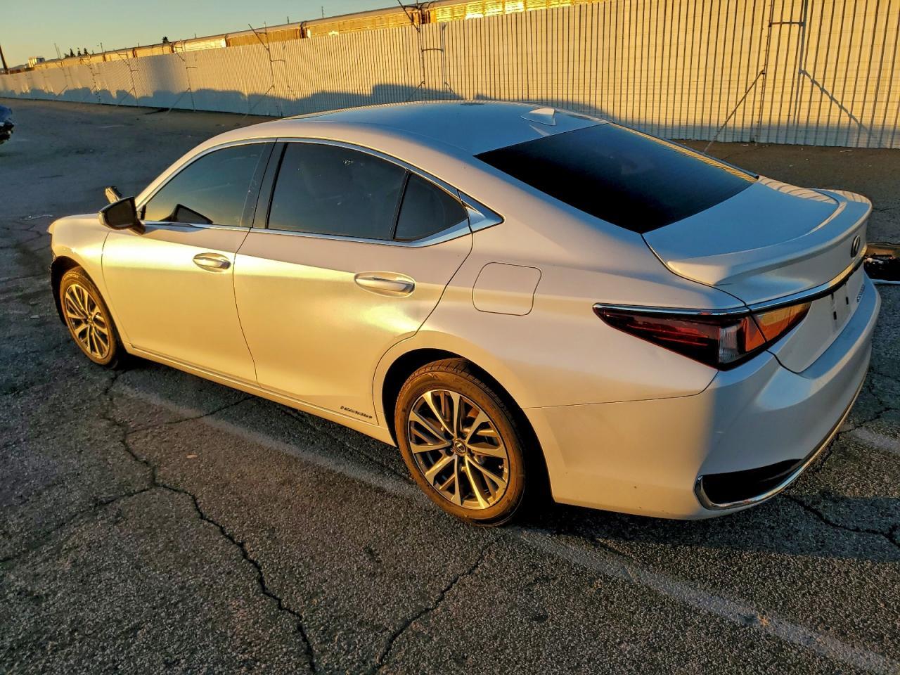 2022 Lexus Es 300H Base - Фото 2