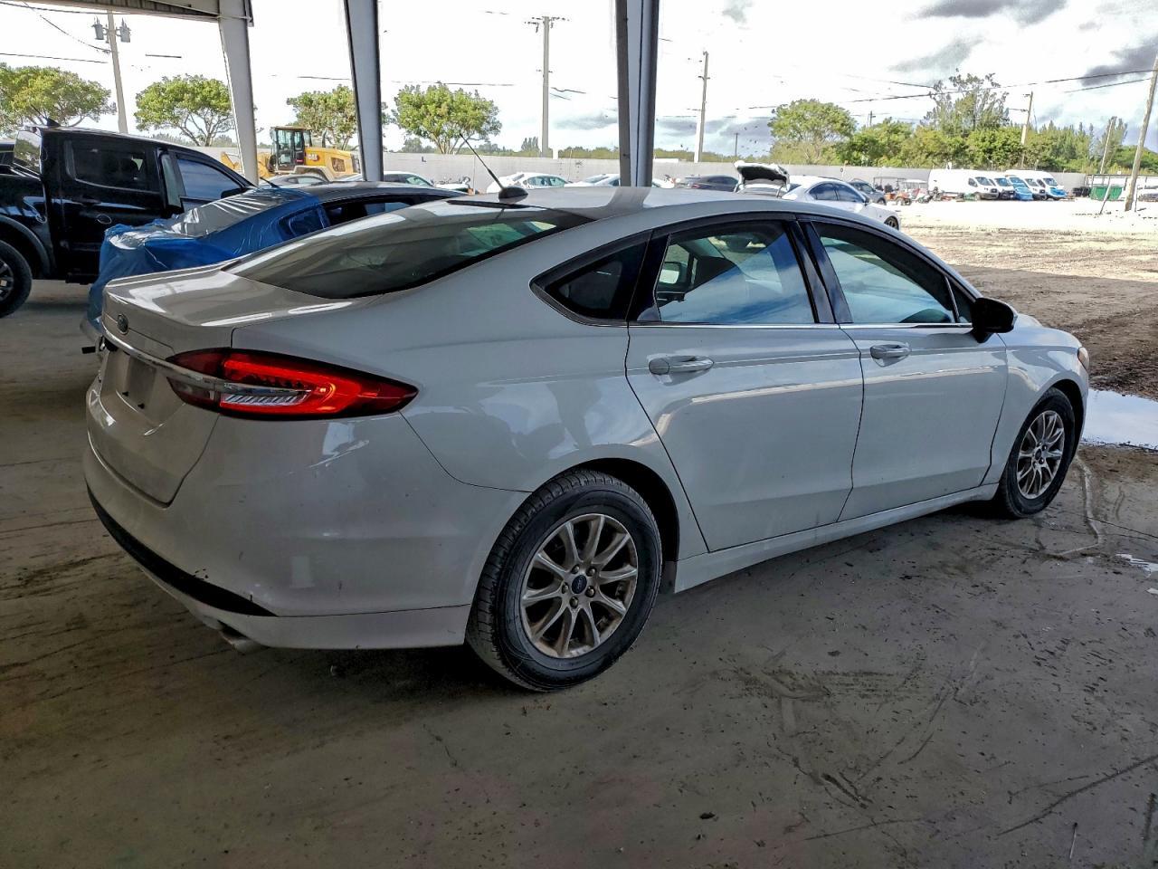 2018 Ford Fusion S - Фото 3