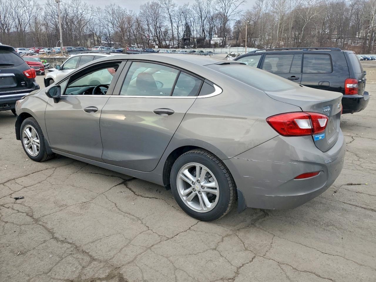 2017 Chevrolet Cruze Lt - Image 2