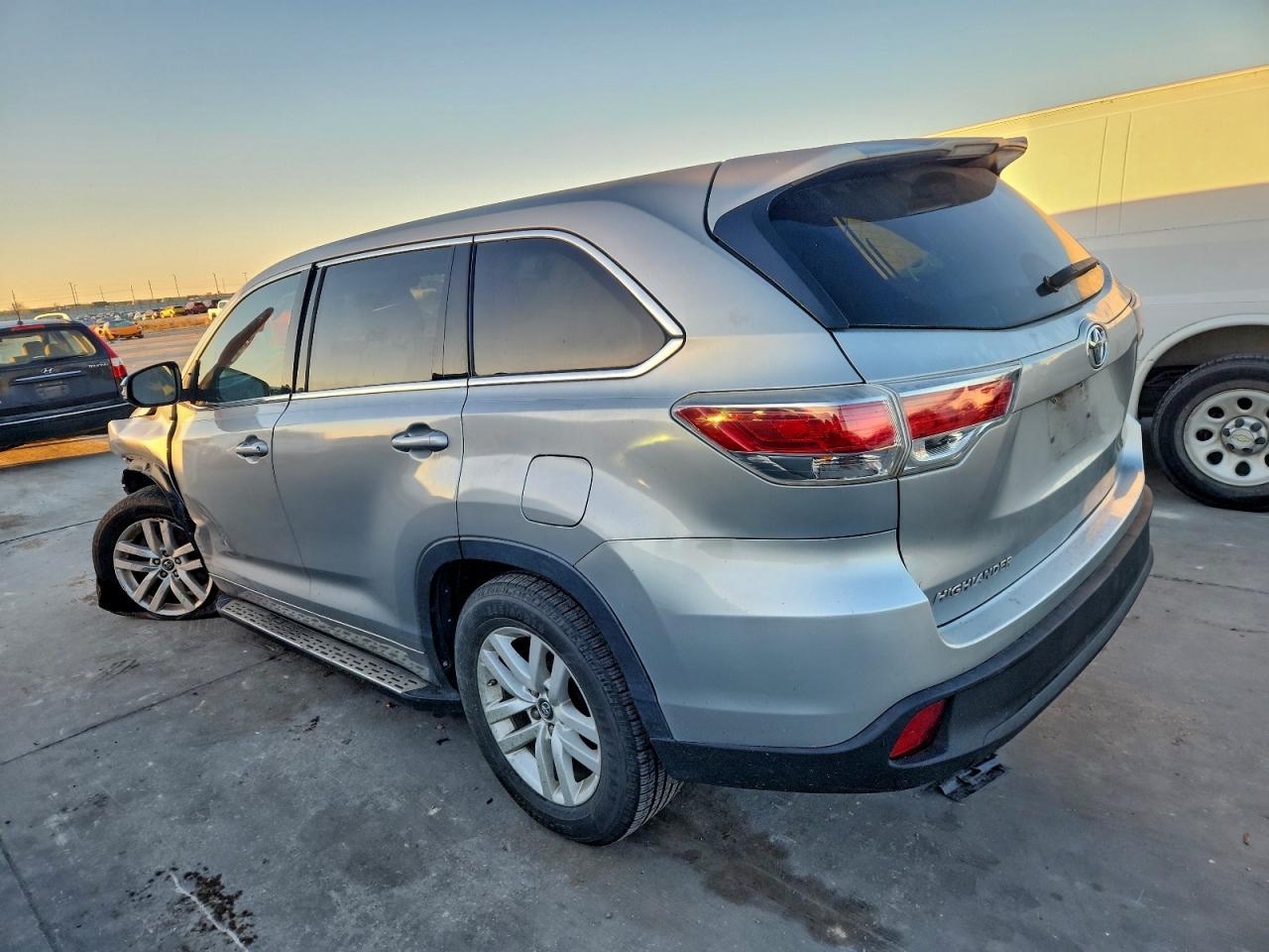 2016 Toyota Highlander Le - Фото 2