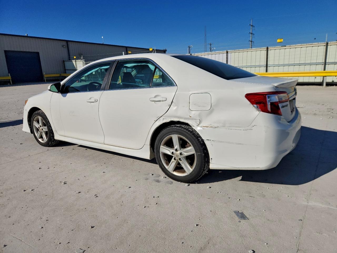 2013 Toyota Camry - Фото 2