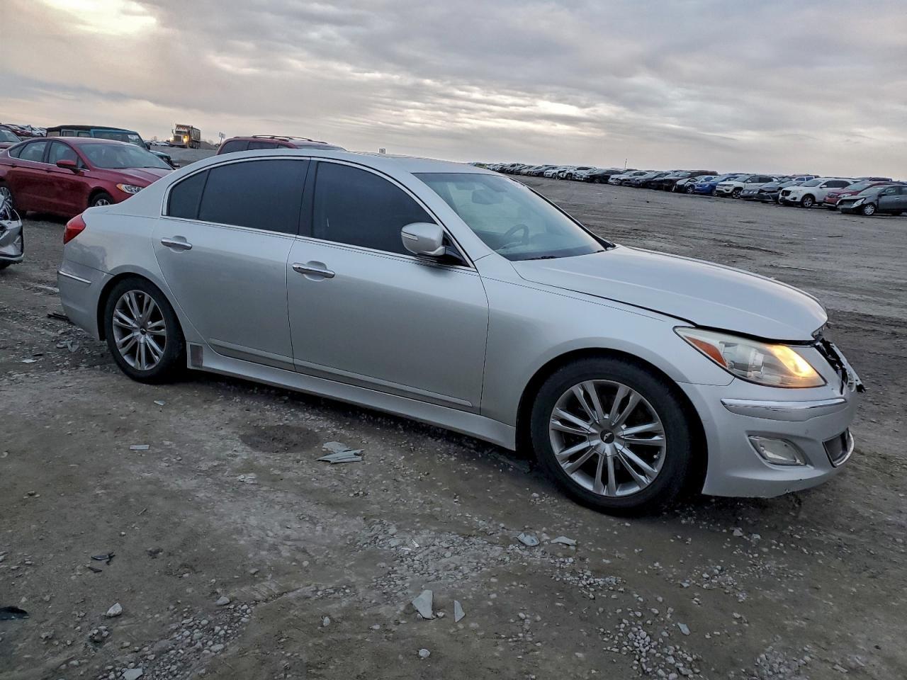 2013 Hyundai Genesis 3.8L - Фото 3