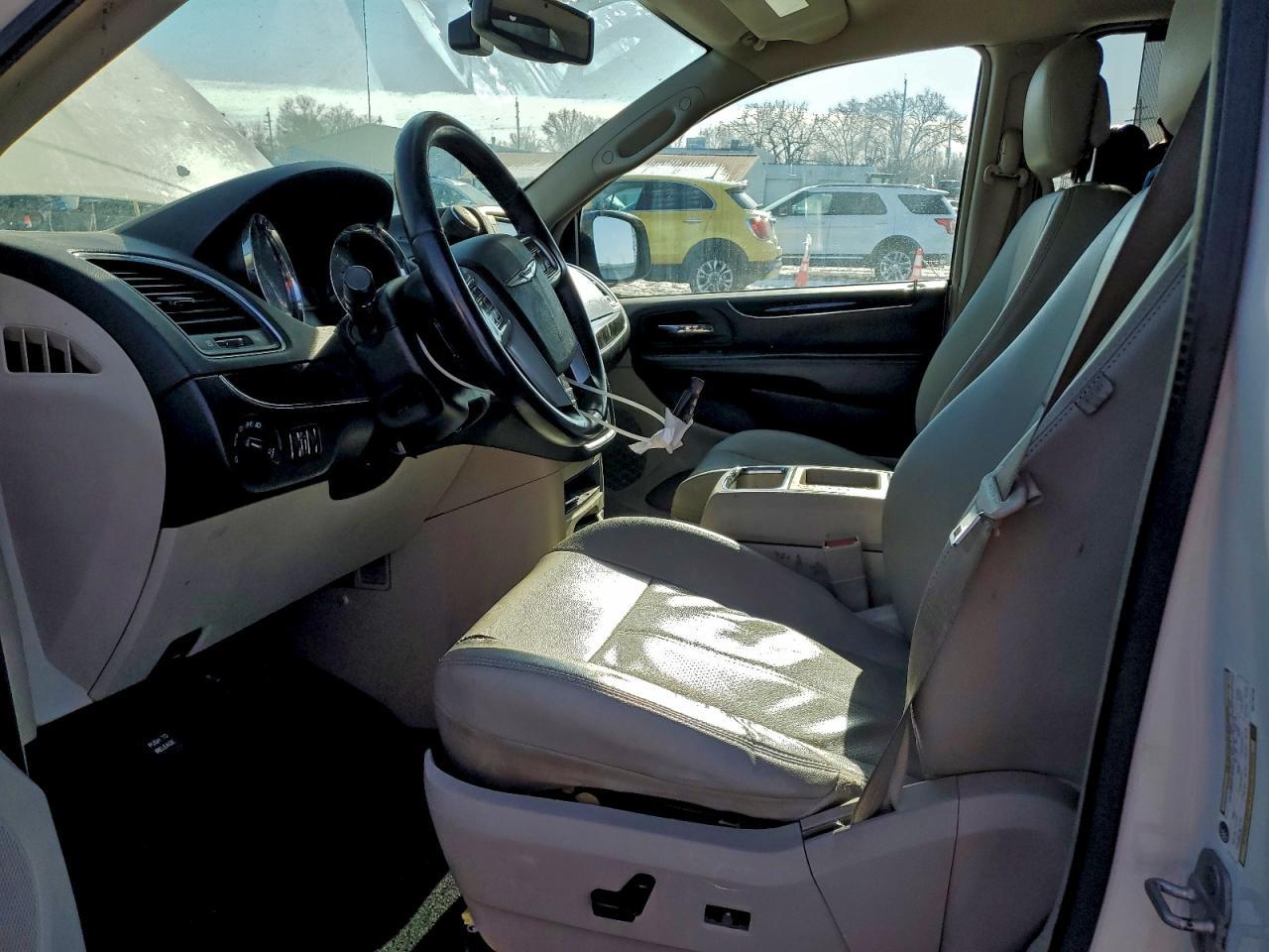2013 Chrysler Town & Country Touring L - Image 7