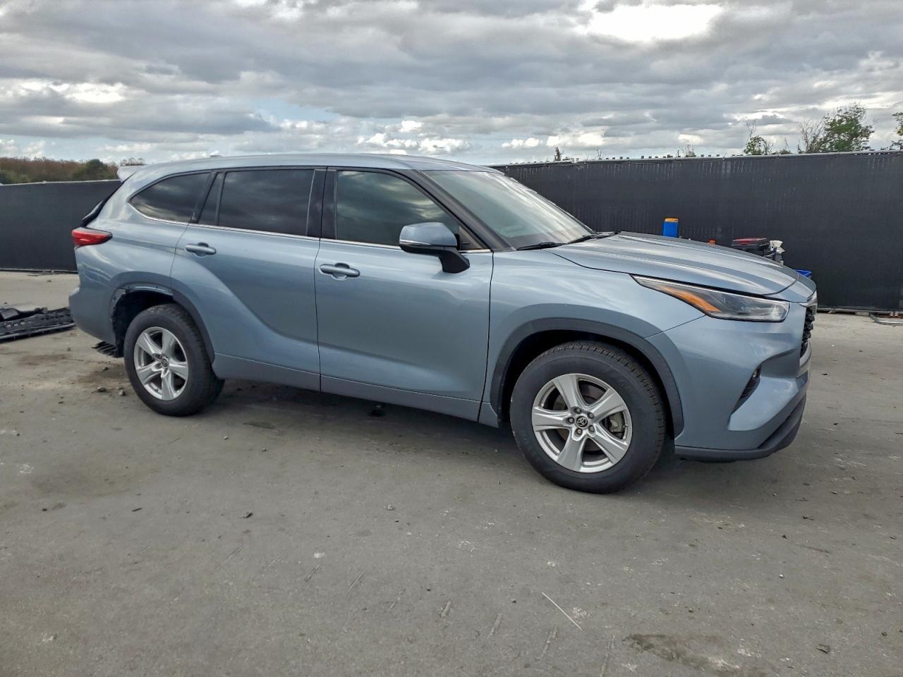 2021 Toyota Highlander Le - Image 4