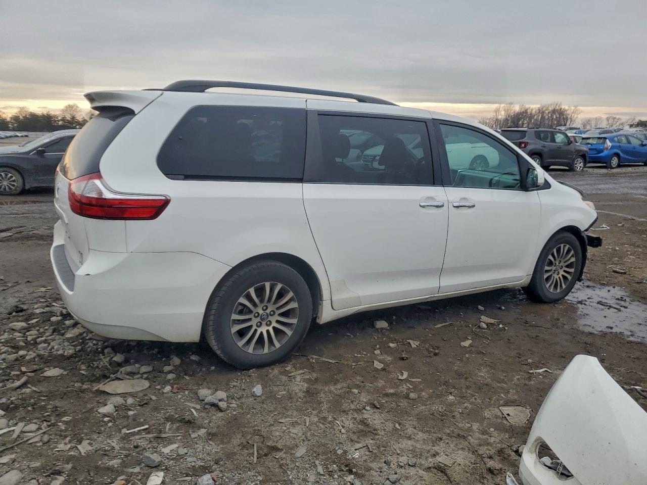 2016 Toyota Sienna Le - Image 3