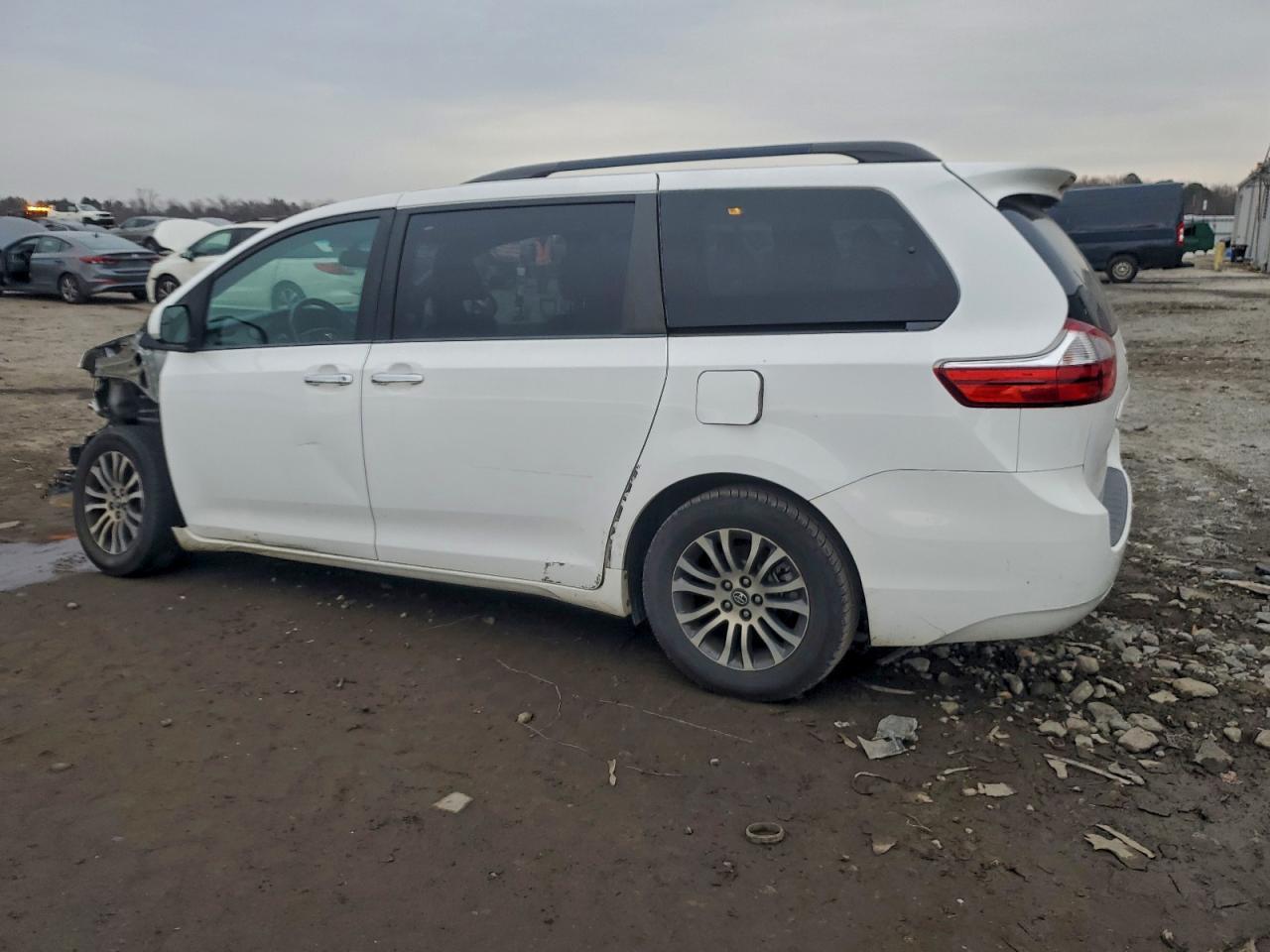 2016 Toyota Sienna Le - Image 2
