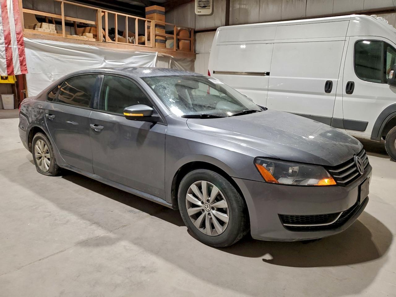 2013 Volkswagen Passat S - Фото 4