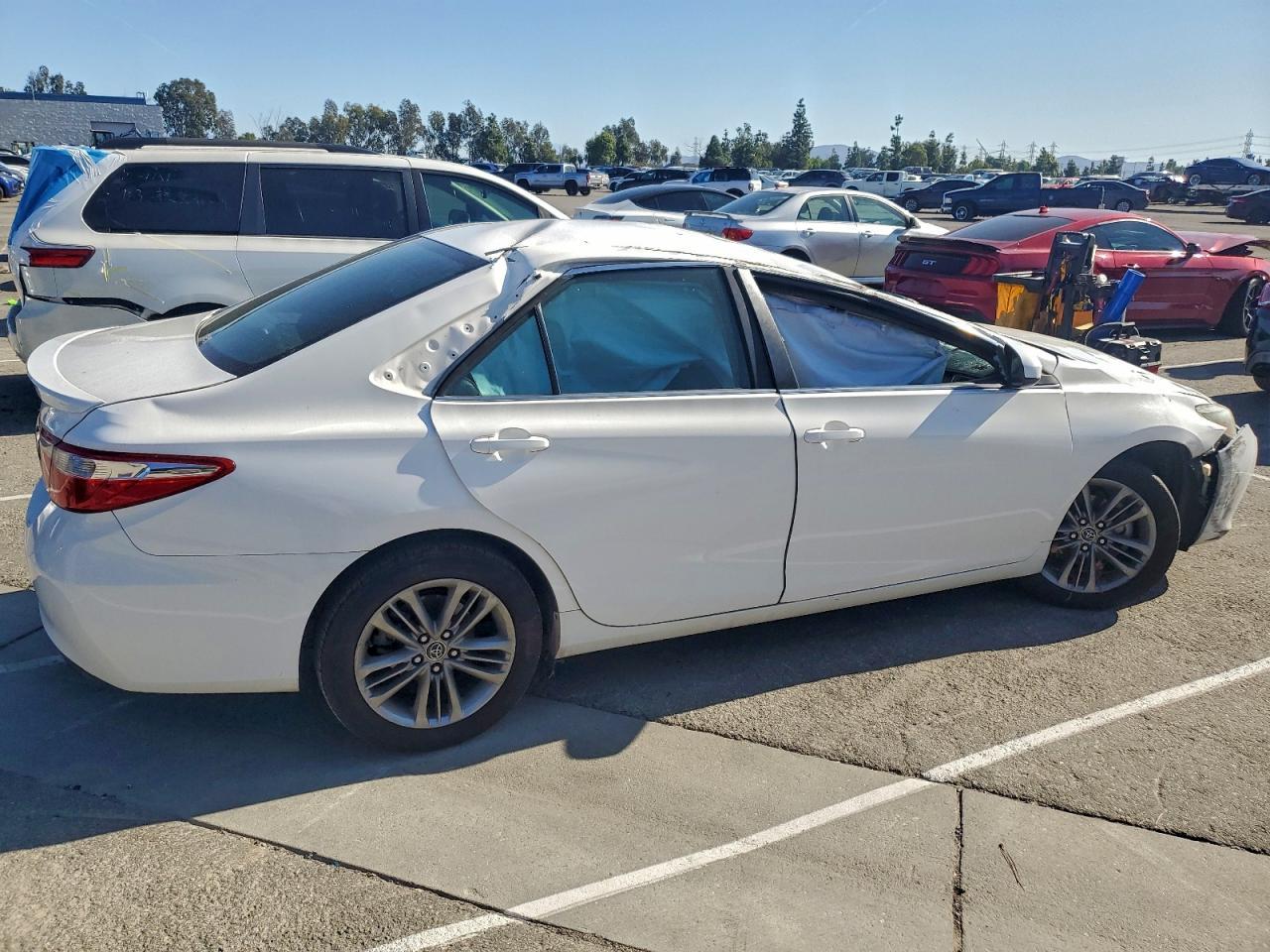 2015 Toyota Camry Le - Фото 3