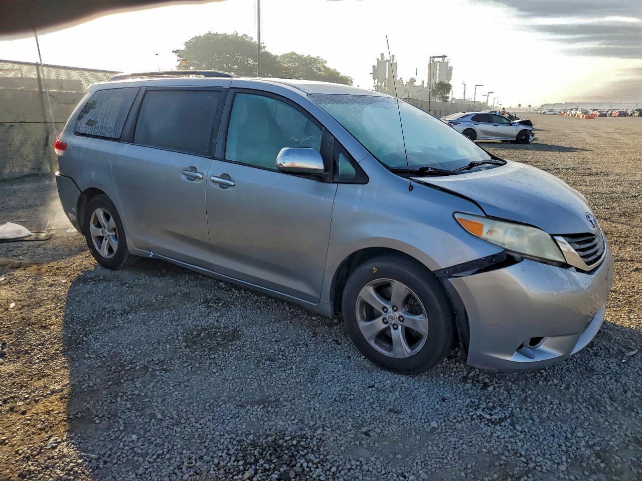 2011 Toyota Sienna Le - Image 4