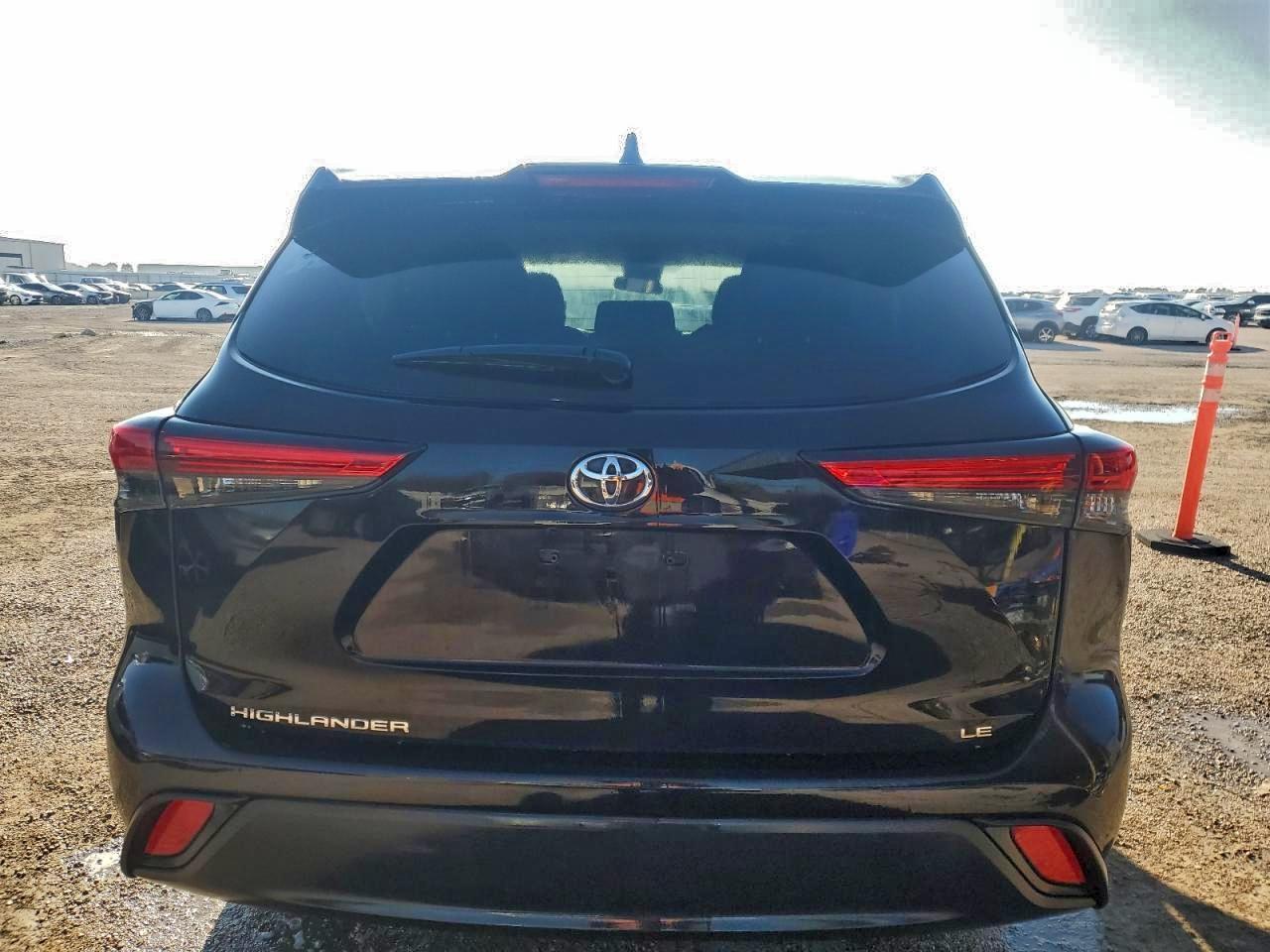 2022 Toyota Highlander L - Image 6