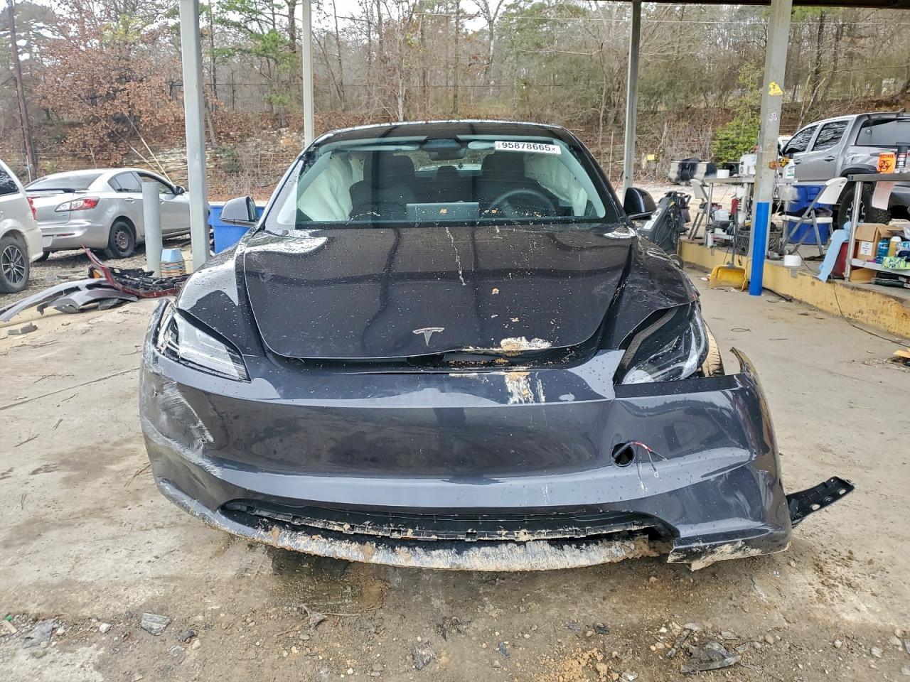 2025 Tesla Model 3 - Фото 5