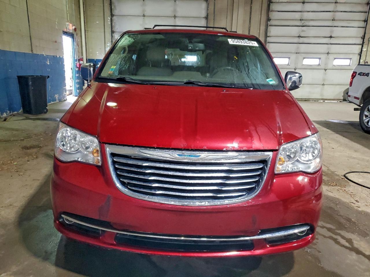 2015 Chrysler Town & Country Touring L - Image 5