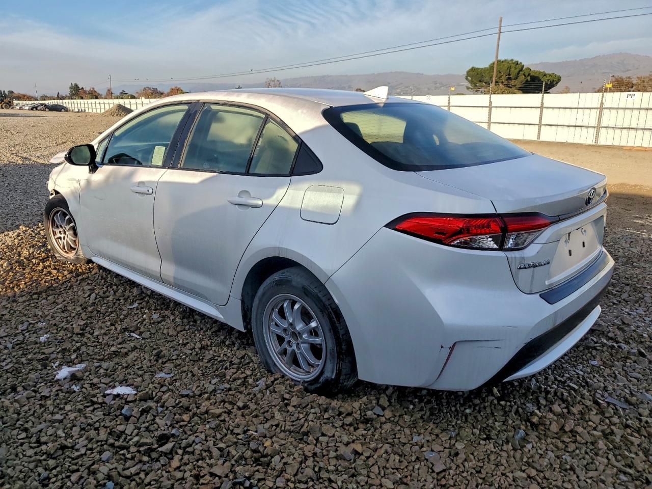 2022 Toyota Corolla Le - Фото 2