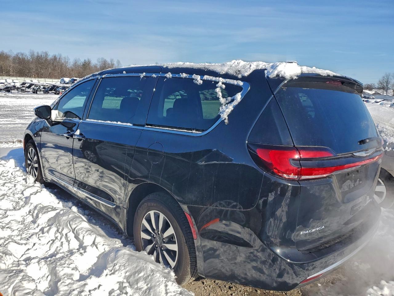 2023 Chrysler Pacifica Hybrid Limited - Image 2
