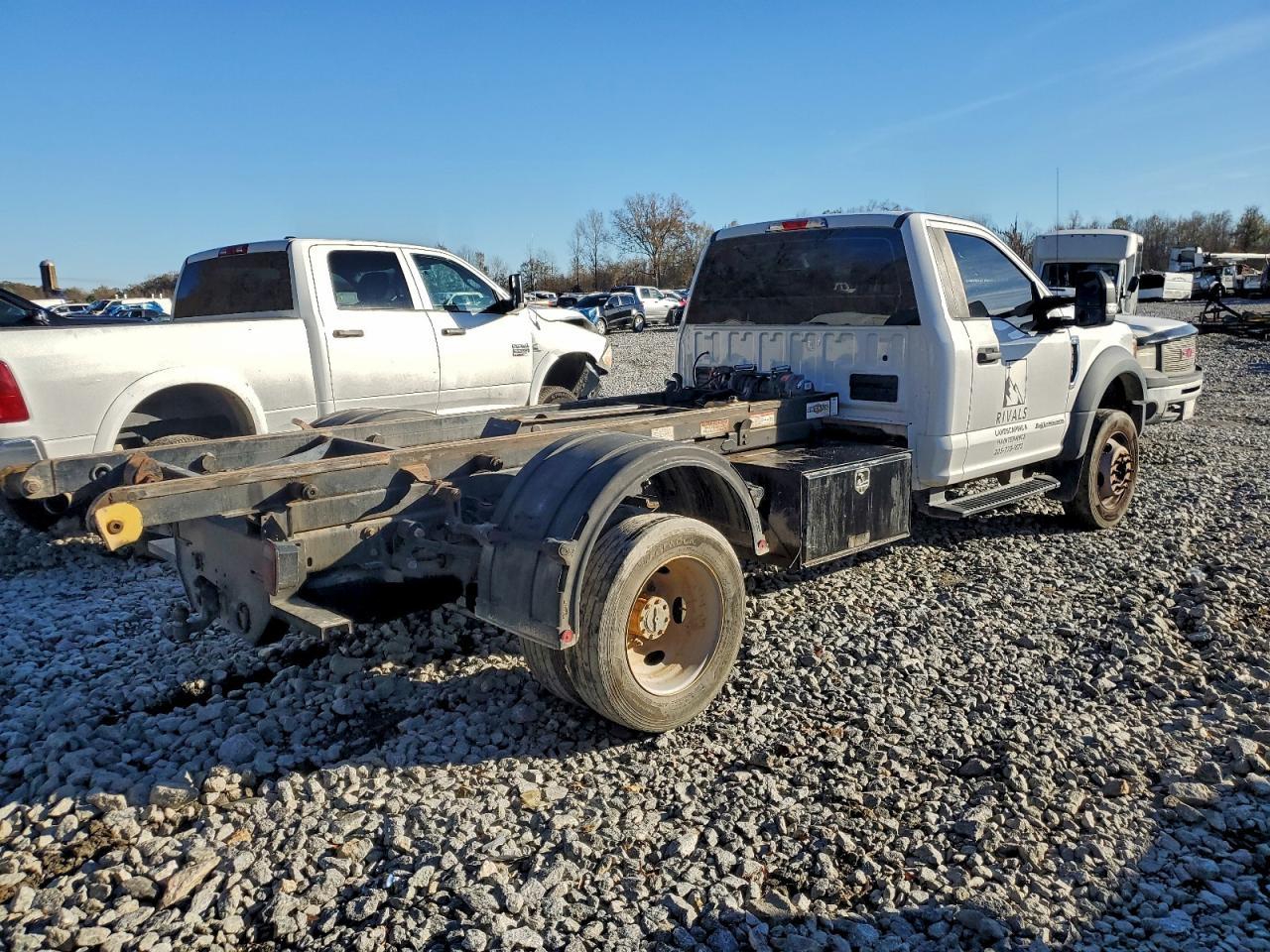 2017 Ford F550 Super Duty Truck Cab And Chassis - Фото 3