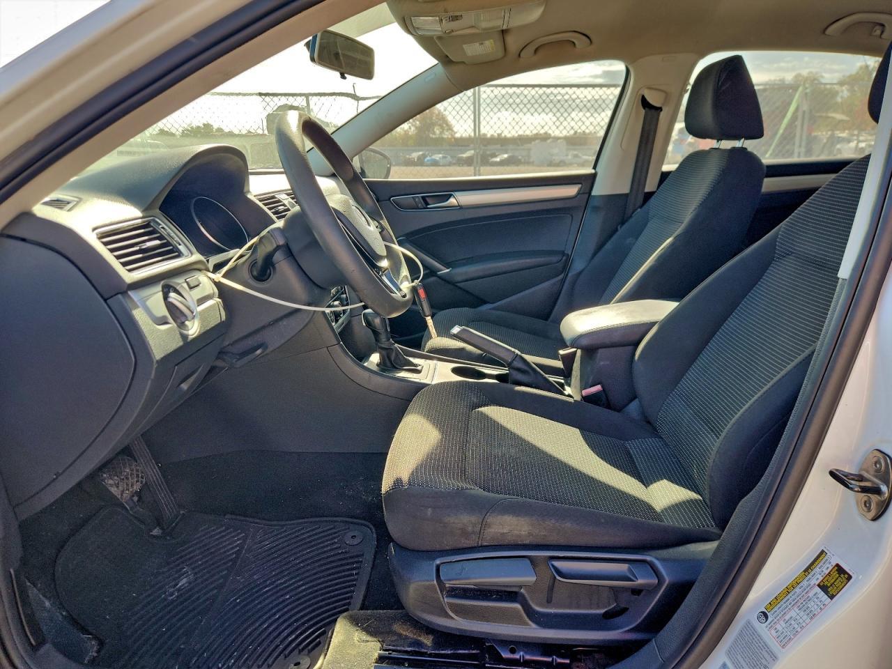 2017 Volkswagen Passat S - Фото 7