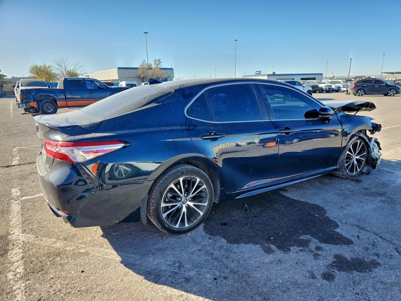 2020 Toyota Camry Se - Фото 3