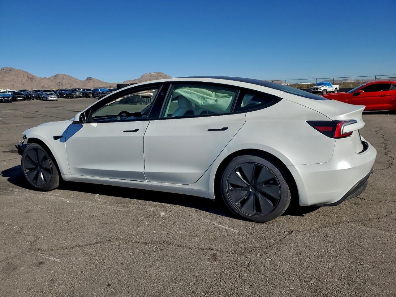 2025 Tesla Model 3 - Фото 2