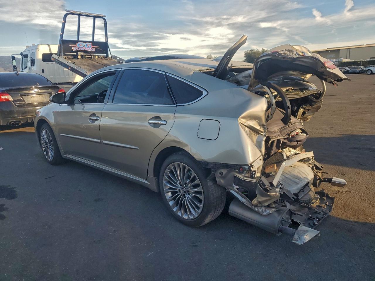 2017 Toyota Avalon - Image 2