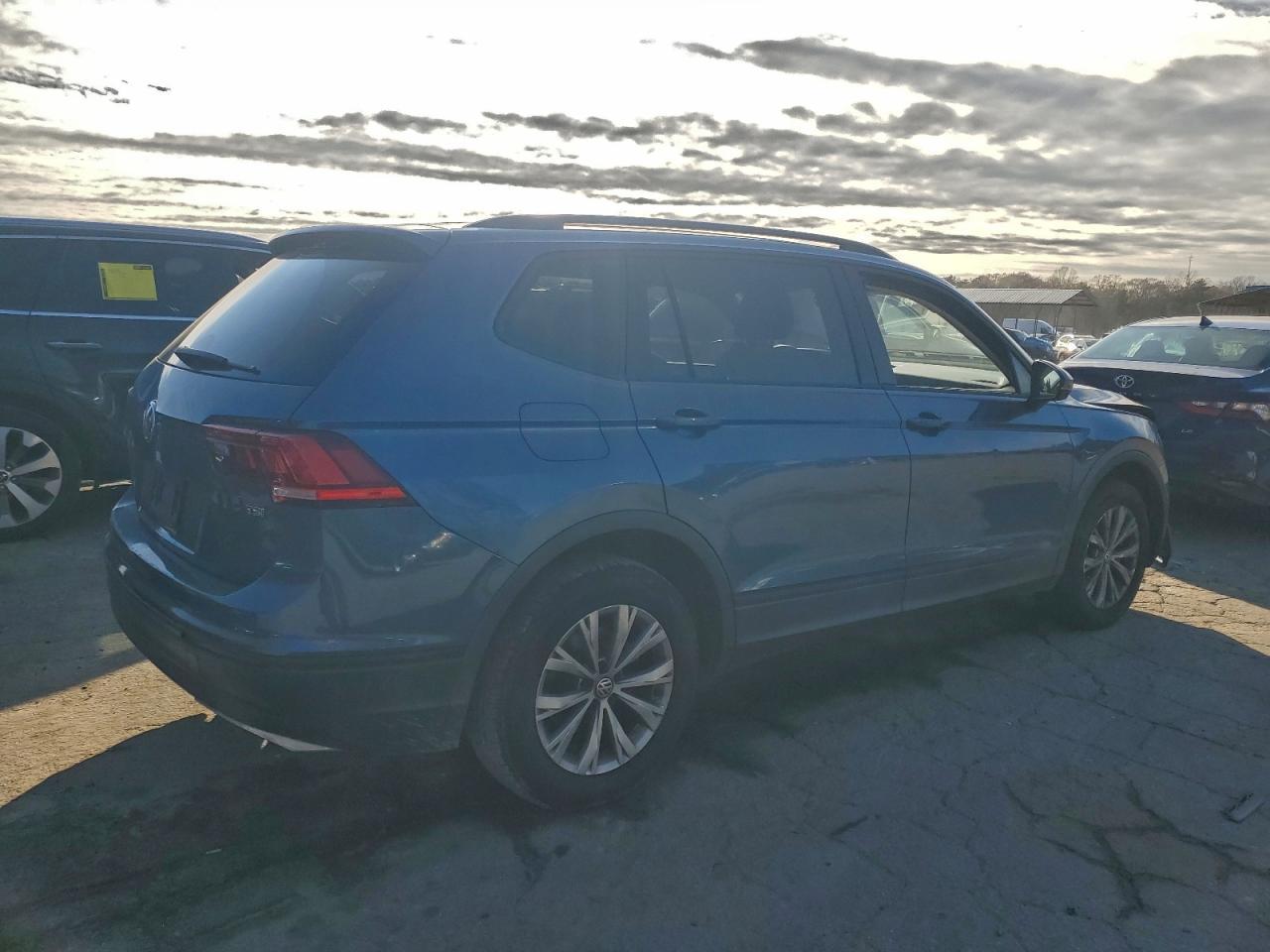 2018 Volkswagen Tiguan S - Фото 3