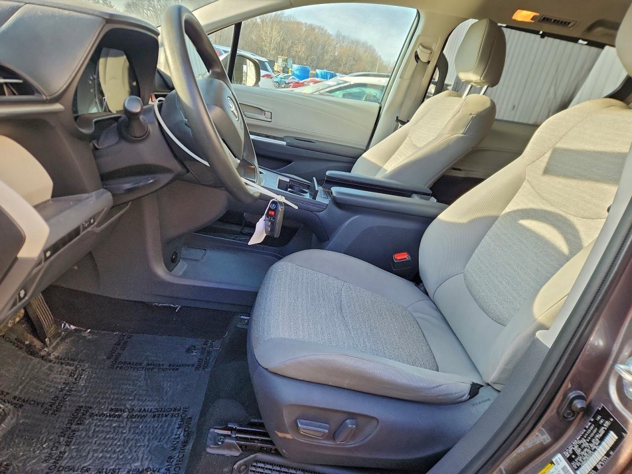 2021 Toyota Sienna Le - Фото 7