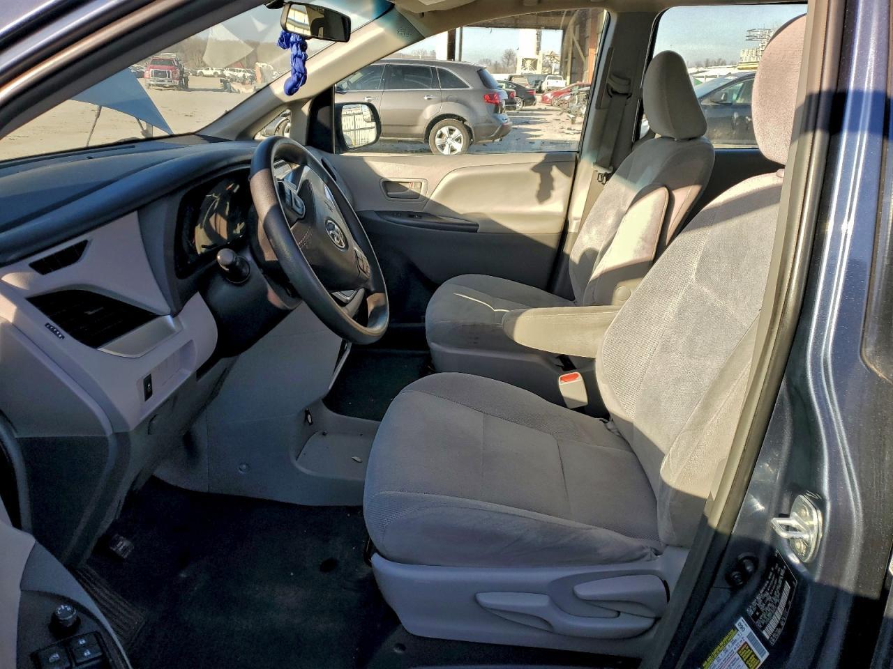 2015 Toyota Sienna - Image 7