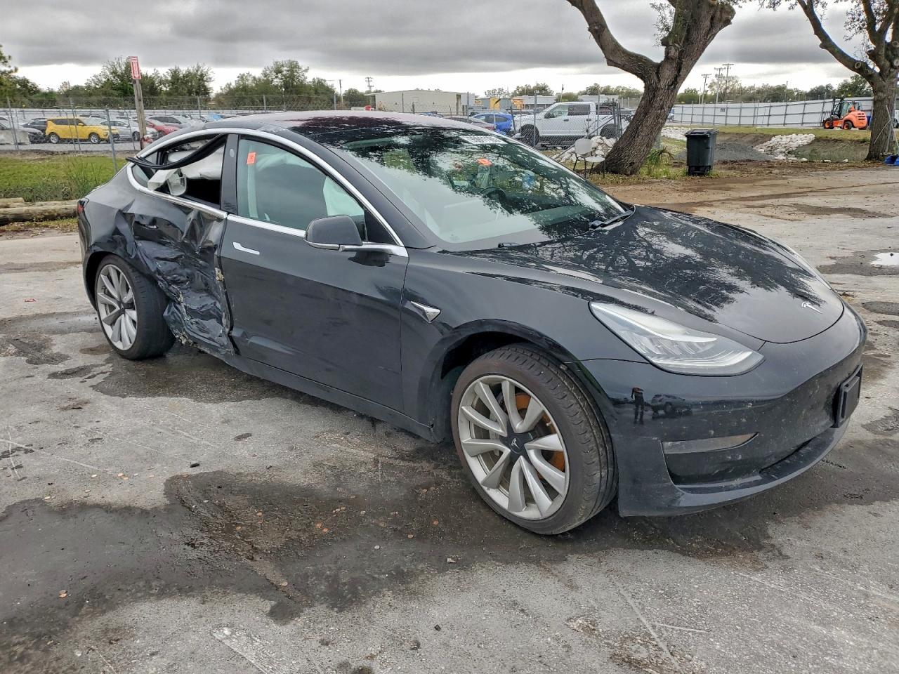 2018 Tesla Model 3 - Фото 4