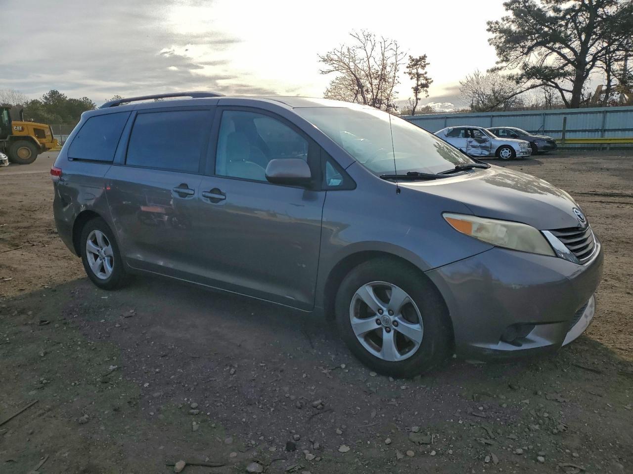 2011 Toyota Sienna Le 8-Passenger - Фото 4