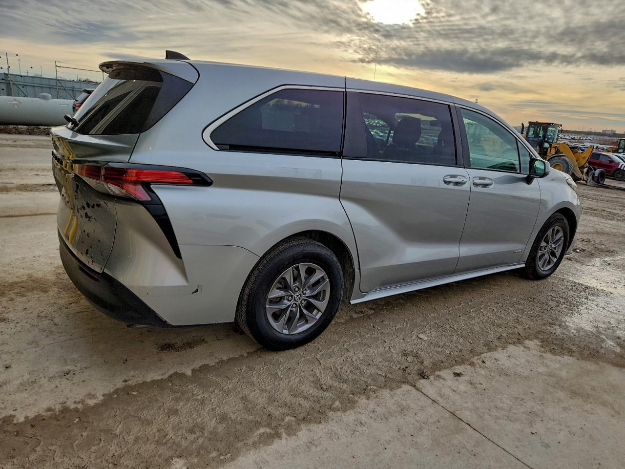 2021 Toyota Sienna Le - Image 3