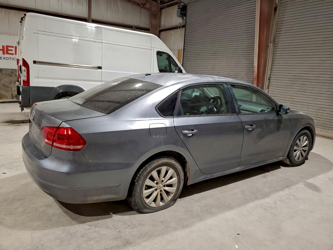2013 Volkswagen Passat S - Фото 3