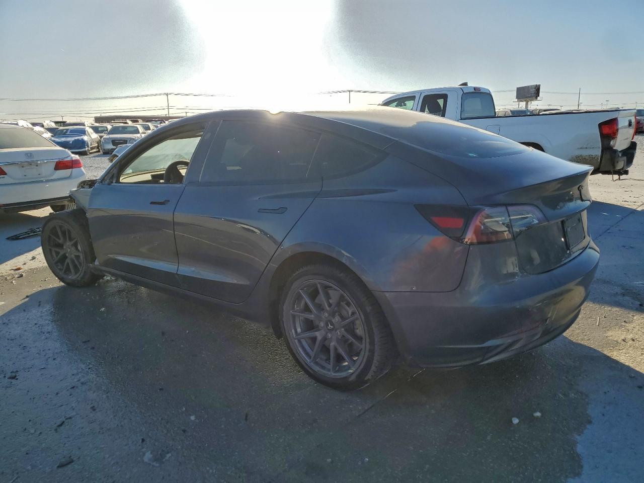 2023 Tesla Model 3 - Фото 2